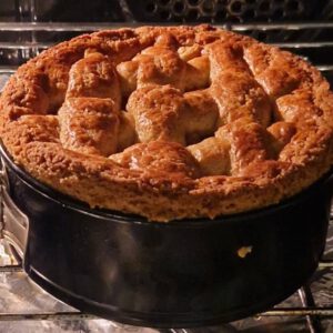 Een heerlijke appeltaart, vers uit de oven.